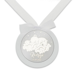 
                  
                    Cargar imagen en el visor de la galería, Medalla de Cuna Personalizada Plata de Ley Redonda Oso + Nubes (Personalizable)
                  
                